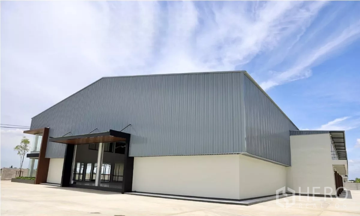 工厂 出租或出售在Phutthamonthon, Nakhon Pathom - 建筑后侧的装卸雨棚及通往厂房的高卷帘门。