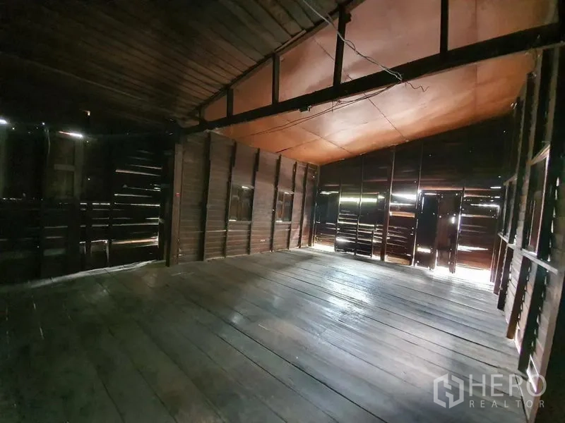 บ้าน ให้เช่าในSathon, Bangkok - ห้องชั้นบนกว้างแบบโอเพ่นสเปซ เพดานลาดและผนังไม้สีเข้ม