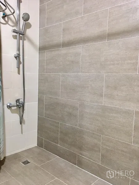 คอนโด ขายในWatthana, Bangkok - ห้องอาบน้ำปูกระเบื้องพร้อมชุดฝักบัวและพื้นที่เปียกแบบวอล์คอิน