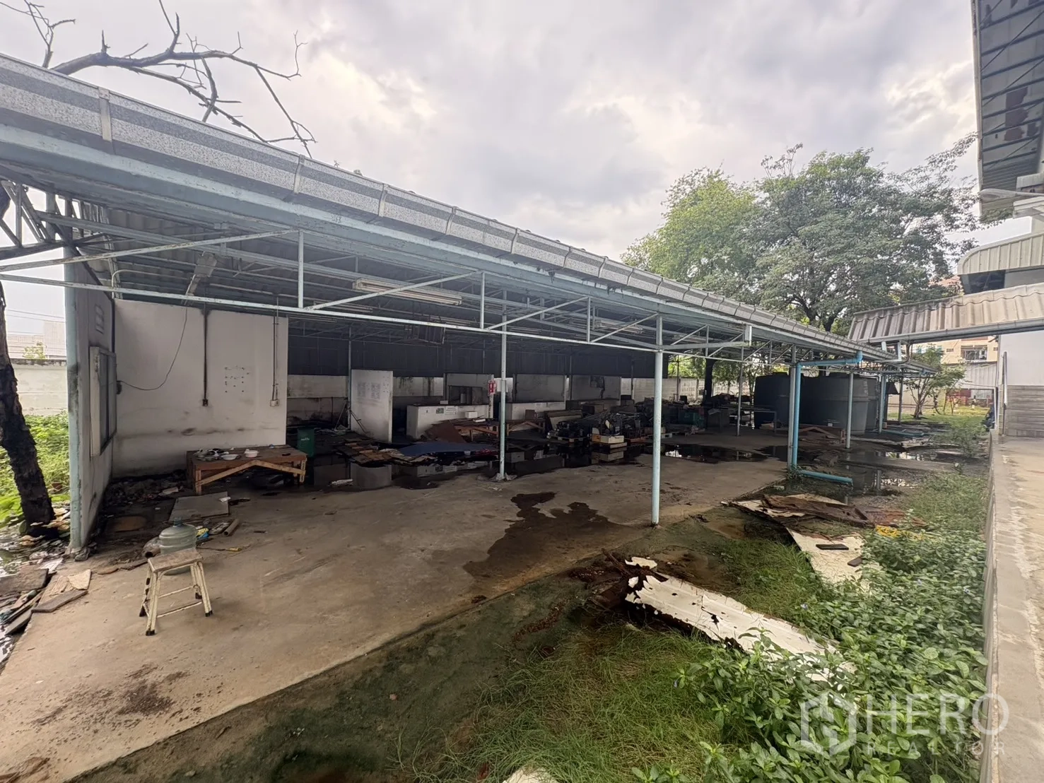 โรงงาน ให้เช่าในKhlong Toei, Bangkok - โรงเรือนนอกอาคารมีหลังคาสำหรับเก็บอุปกรณ์ ข้างพื้นที่สีเขียว