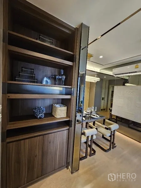 คอนโด ให้เช่า - ชั้นวางบิวท์อินไม้ข้างโต๊ะอาหารกระจกในคอนโดวัฒนาทันสมัย