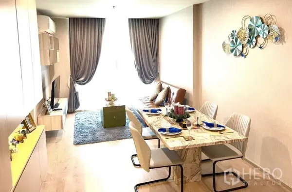 คอนโด ให้เช่าในWatthana, Bangkok - ห้องรับแขกเชื่อมรับประทานอาหาร มีงานศิลป์ผนัง หน้าต่างบานใหญ่ และพรม