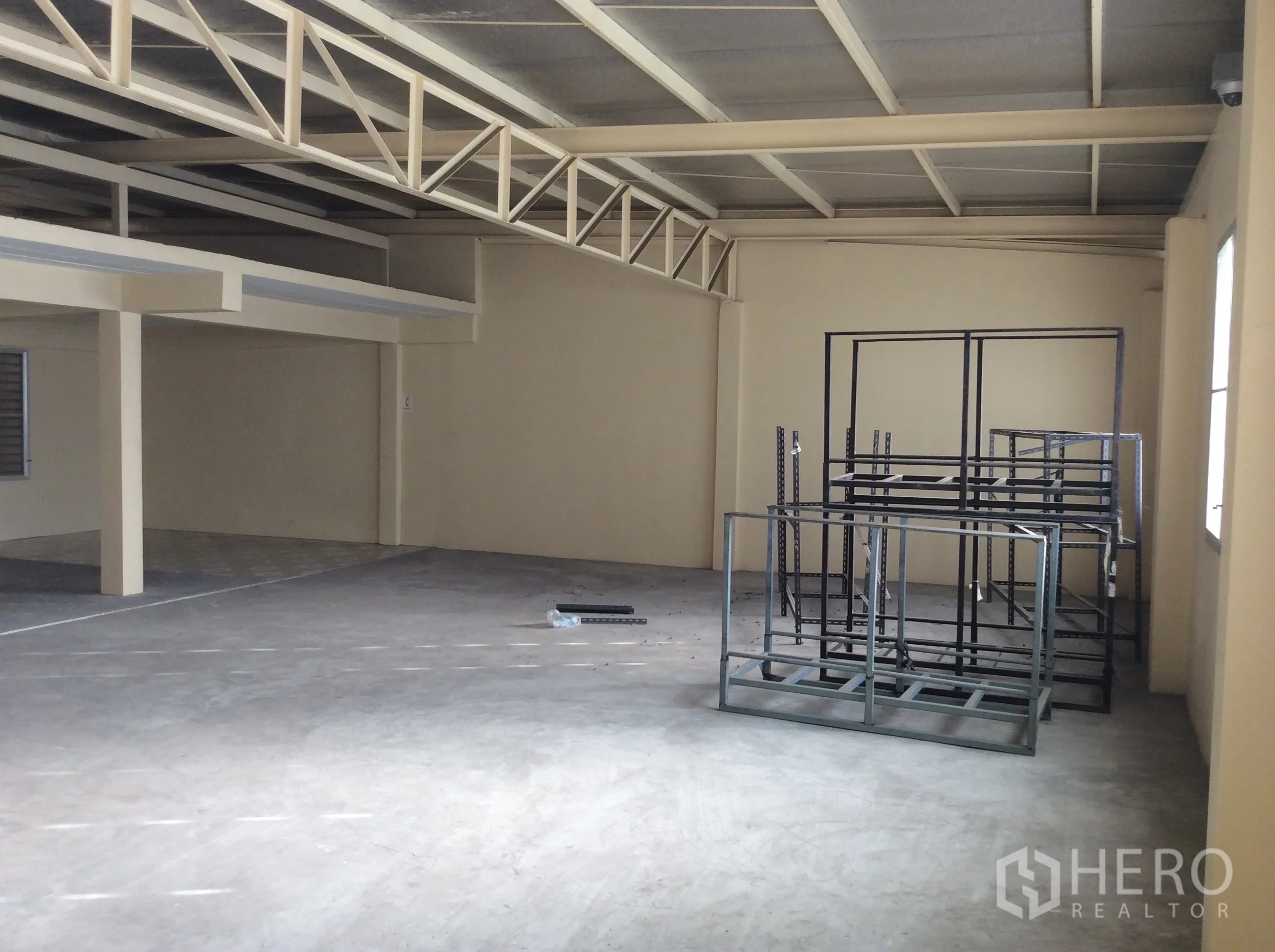 工厂 for rent in Thung Khru, Bangkok - 钢梁下的开放区，摆放金属货架。