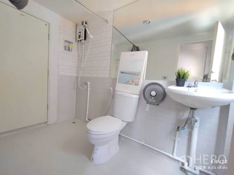 带办公室的家 出租 - 整洁卫浴，坐便器、台盆、大镜与电热淋浴器。