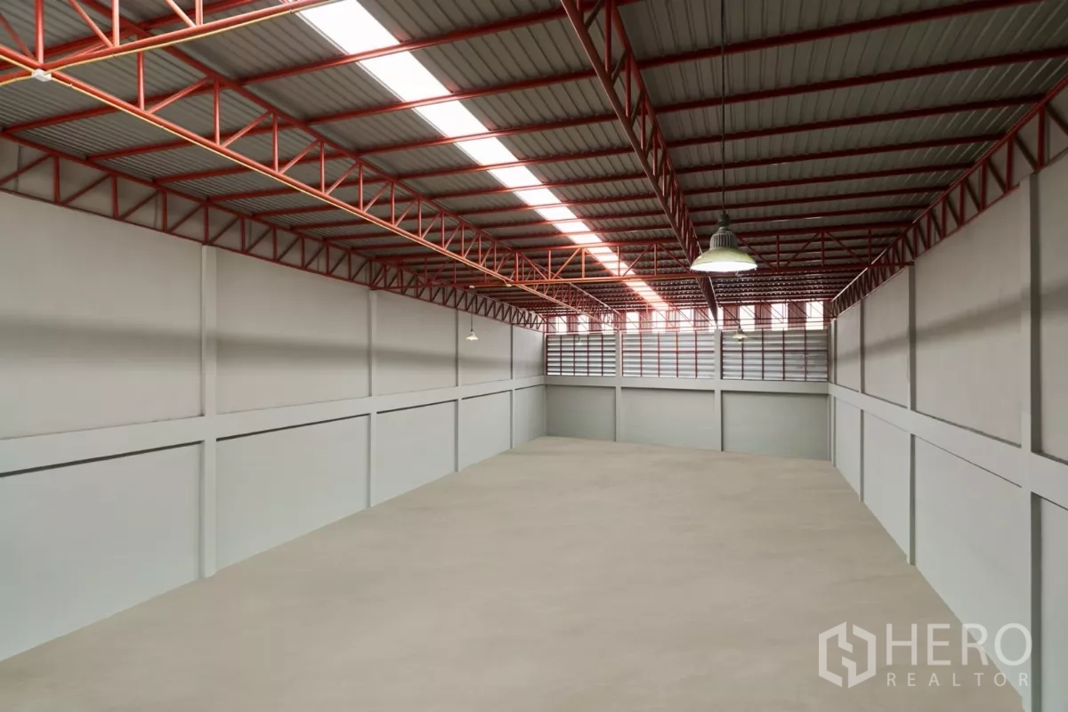 โรงงาน ให้เช่าในMueang Samut Sakhon, Samut Sakhon - มุมมองจากที่สูงเห็นพื้นที่โกดัง ไฟส่องสว่าง และโครงหลังคา.