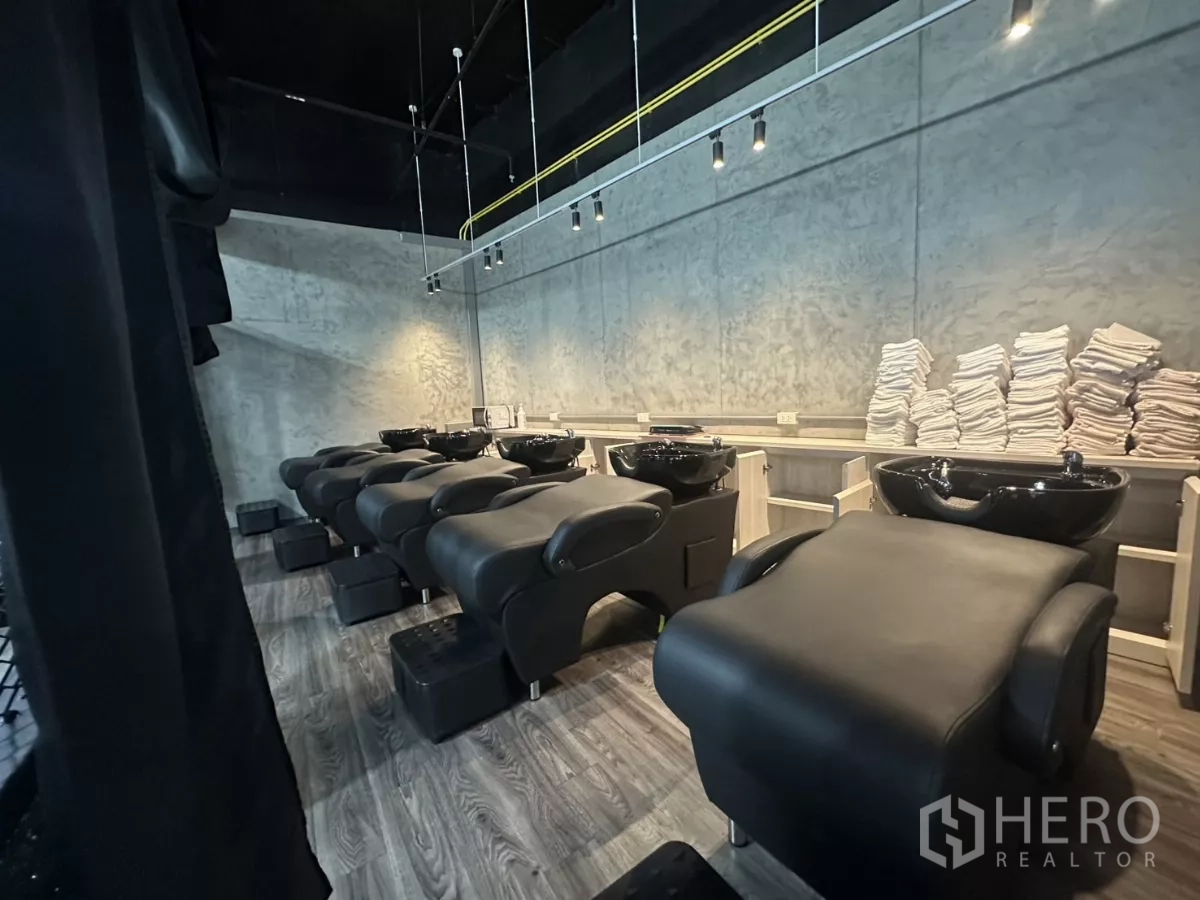 Retail Space for rent in Mueang Nakhon Pathom, Nakhon Pathom - Row of shampoo beds with black basins and pendant lights in the wash area.