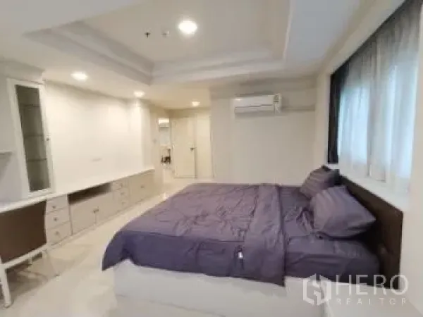 อพาร์ทเมนท์ ให้เช่าในWatthana, Bangkok - ห้องนอนหลักเตียงคิงไซส์ พร้อมตู้บิวท์อิน โต๊ะทำงาน เครื่องปรับอากาศ และหน้าต่าง