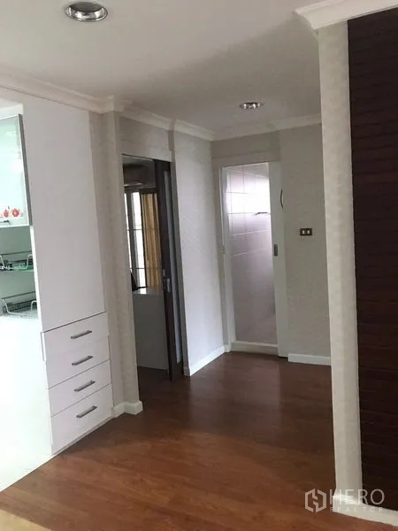 คอนโด ขายในWatthana, Bangkok - โถงพื้นไม้เชื่อมต่อไปยังห้องน้ำและห้องนอน