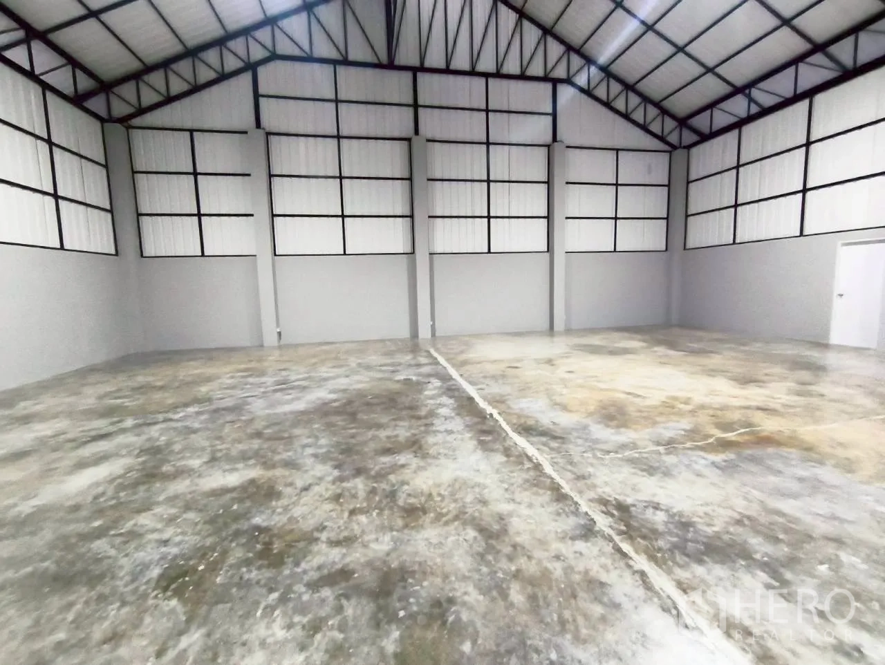 仓库 for rent in Mueang Nonthaburi, Nonthaburi - 仓库大厅，屋顶钢梁结构与混凝土地面。