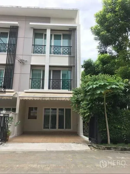 ทาวน์เฮาส์ ให้เช่าหรือขายในSuan Luang, Bangkok - ทาวน์เฮ้าส์ 3 ชั้นในสวนหลวง ด้านหน้าและที่จอดรถมีหลังคา พร้อมระเบียงและต้นไม้ใหญ่ด้านข้าง