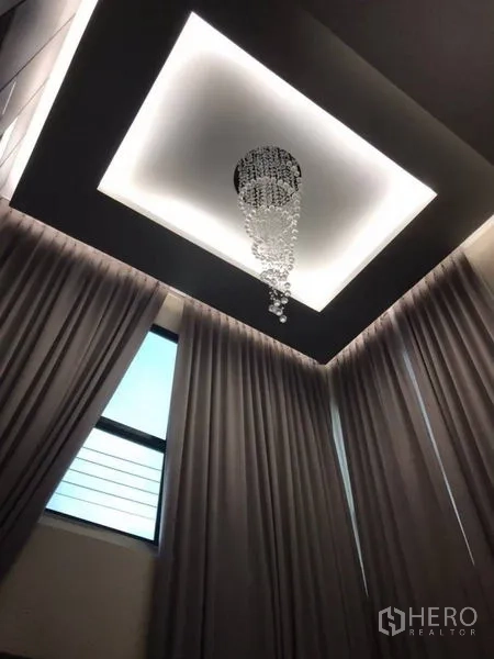 Detached House for rent in Thanyaburi, Pathum Thani - Recessed tray ceiling with a crystal chandelier and soft cove lighting.