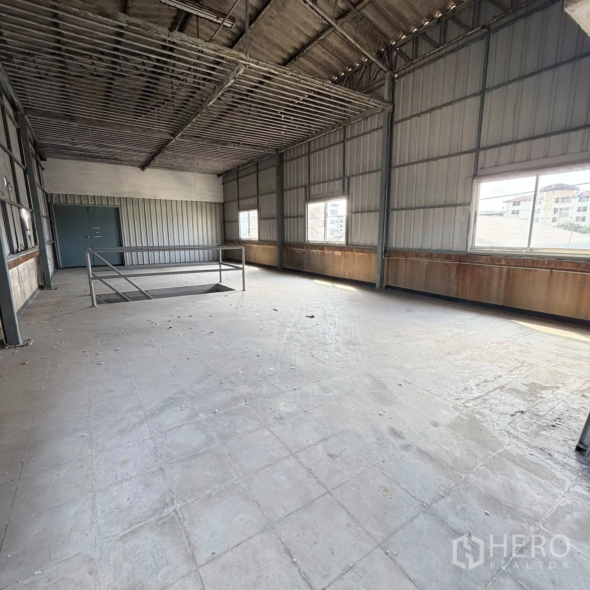 工厂 for rent in Phra Pradaeng, Samut Prakan - 工厂内上层工业空间，设窗户与地砖地面。