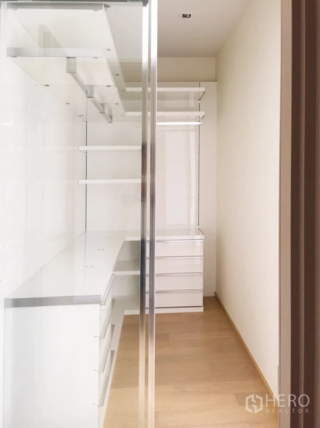 公寓 出租或出售在Watthana, Bangkok - 步入式衣帽间，玻璃隔断、层架、抽屉与挂衣杆，木地板。