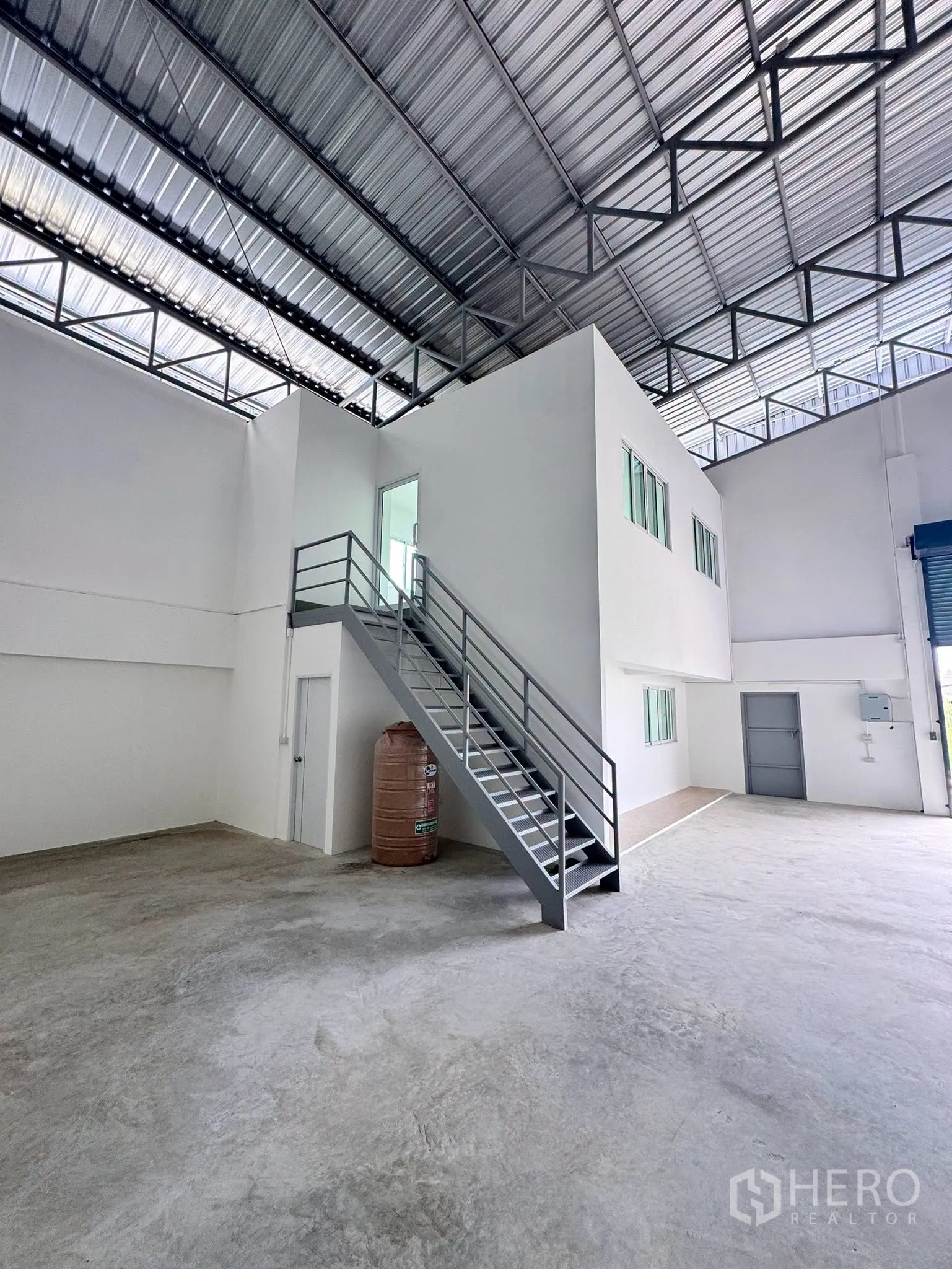 โกดัง for rent in Bang Bo, Samut Prakan - ภาพรวมภายในเน้นโครงสร้างชั้นลอย บันได และพื้นที่โล่ง