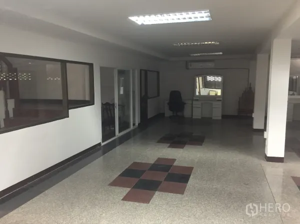 สำนักงานที่บ้าน ให้เช่าในWatthana, Bangkok - ชั้นโฮมออฟฟิศแบบโอเพนสเปซ พื้นหินขัด กั้นห้องด้วยกระจก และไฟฟลูออเรสเซนต์