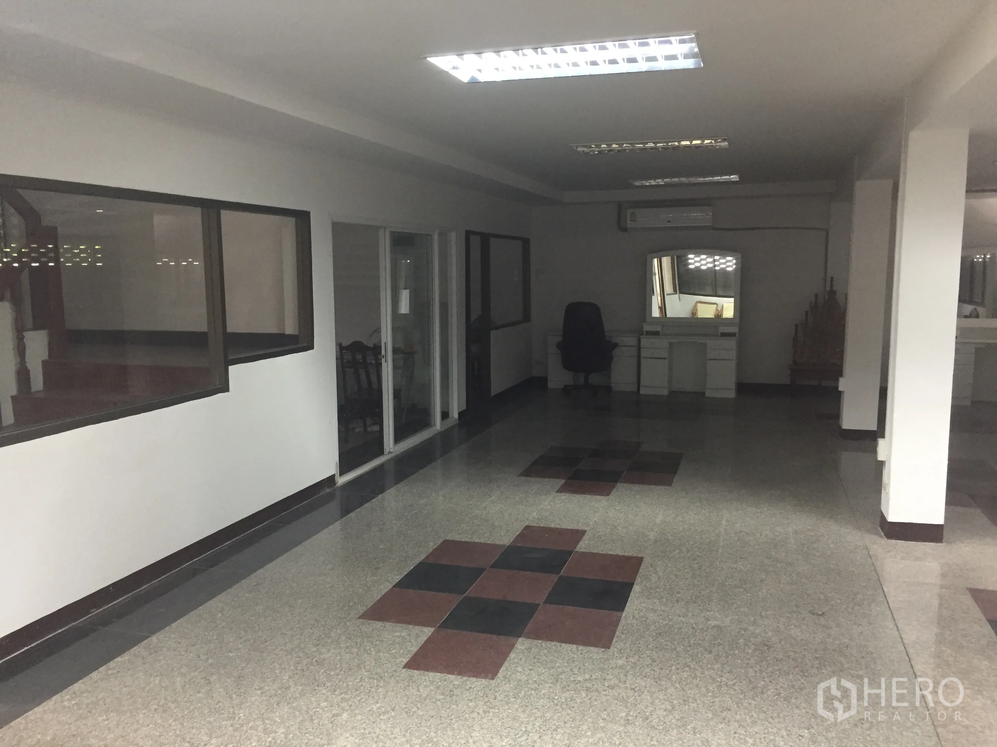 สำนักงานที่บ้าน ให้เช่าในWatthana, Bangkok - ชั้นโฮมออฟฟิศแบบโอเพนสเปซ พื้นหินขัด กั้นห้องด้วยกระจก และไฟฟลูออเรสเซนต์