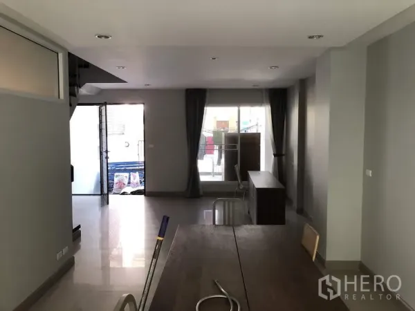 ทาวน์เฮาส์ ให้เช่าในYan Nawa, Bangkok - มุมกลับของห้องนั่งเล่น-ทานอาหาร มีระเบียงหน้า-หลังและผ้าม่านสูงจรดเพดาน