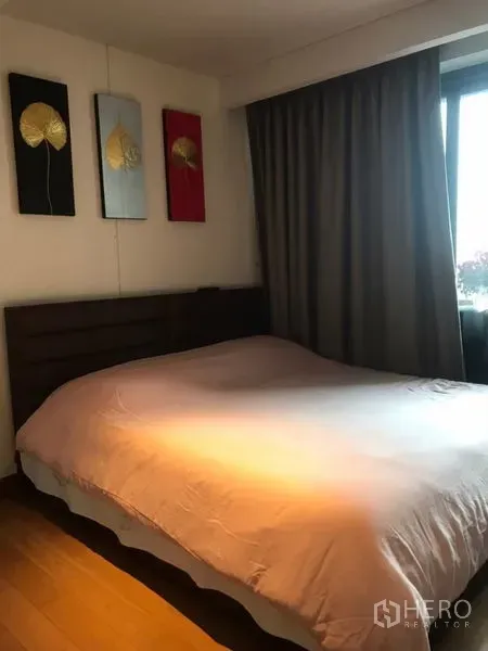 คอนโด ขายในKhlong Toei, Bangkok - ห้องนอนอบอุ่น พื้นไม้ เตียงใหญ่ ภาพตกแต่ง และผ้าม่านทึบ