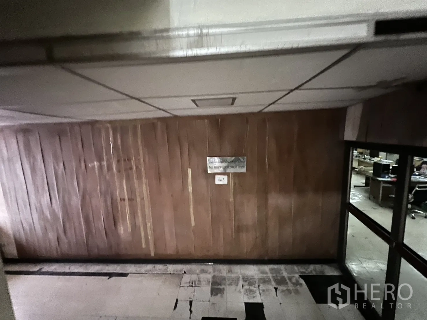 อาคารพาณิชย์ ให้เช่า - โถงทางเดินผนังไม้และพื้นกระเบื้องเก่าหน้าออฟฟิศ.