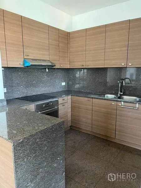 อพาร์ทเมนท์ ให้เช่า - ครัวรูปตัว L เคาน์เตอร์หินแกรนิต ตู้ไม้ เตาอบบิวท์อินและเครื่องดูดควัน