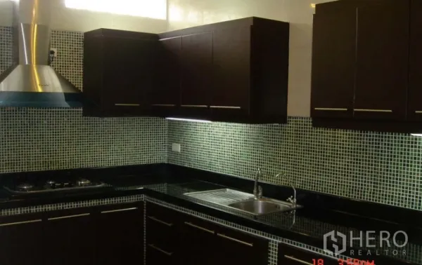 联排别墅 出售在Phra Khanong, Bangkok - L形现代厨房，深色橱柜、马赛克墙砖与抽油烟机