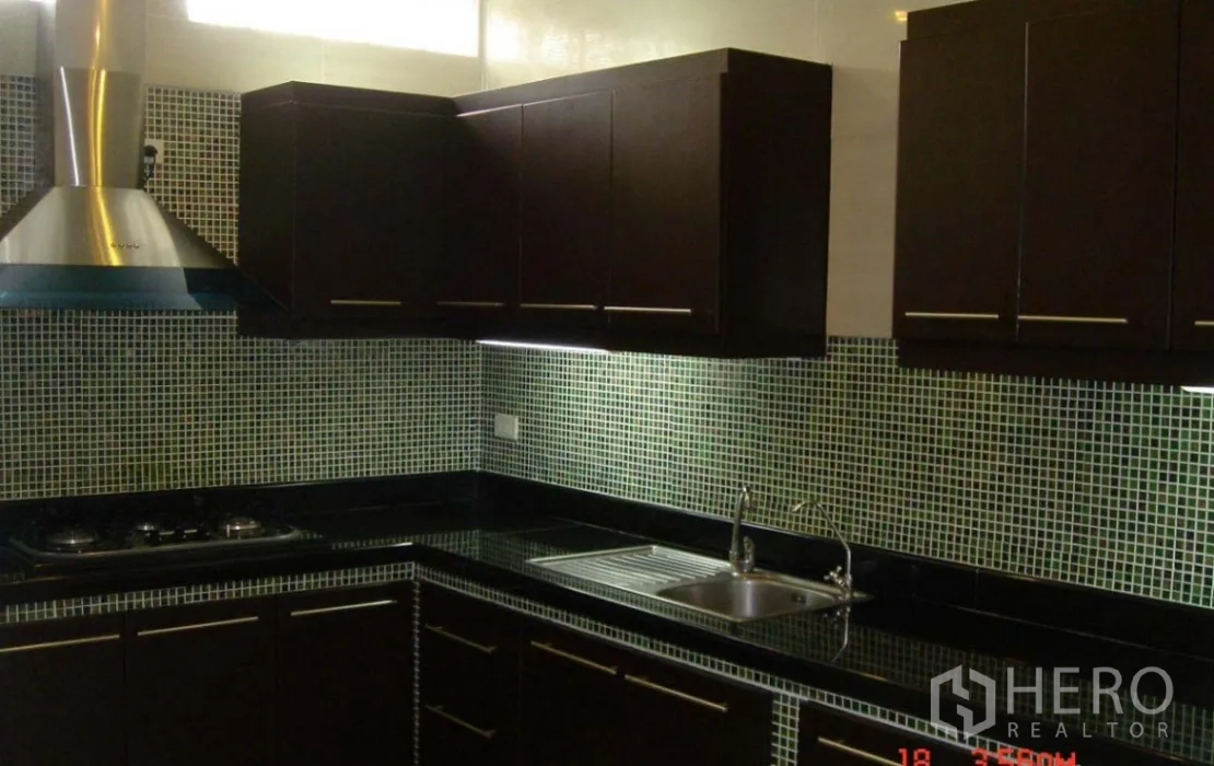 联排别墅 出售在Phra Khanong, Bangkok - L形现代厨房，深色橱柜、马赛克墙砖与抽油烟机