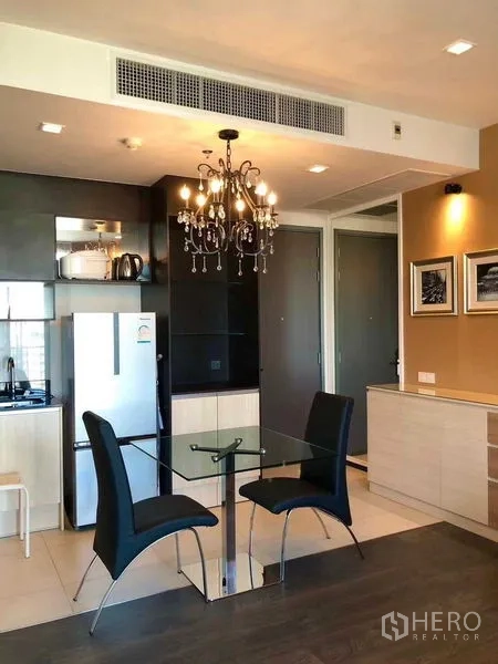 คอนโด ให้เช่าหรือขายในWatthana, Bangkok - มุมทานอาหารโต๊ะกระจกสำหรับสองคน ข้างครัวขนาดกะทัดรัด