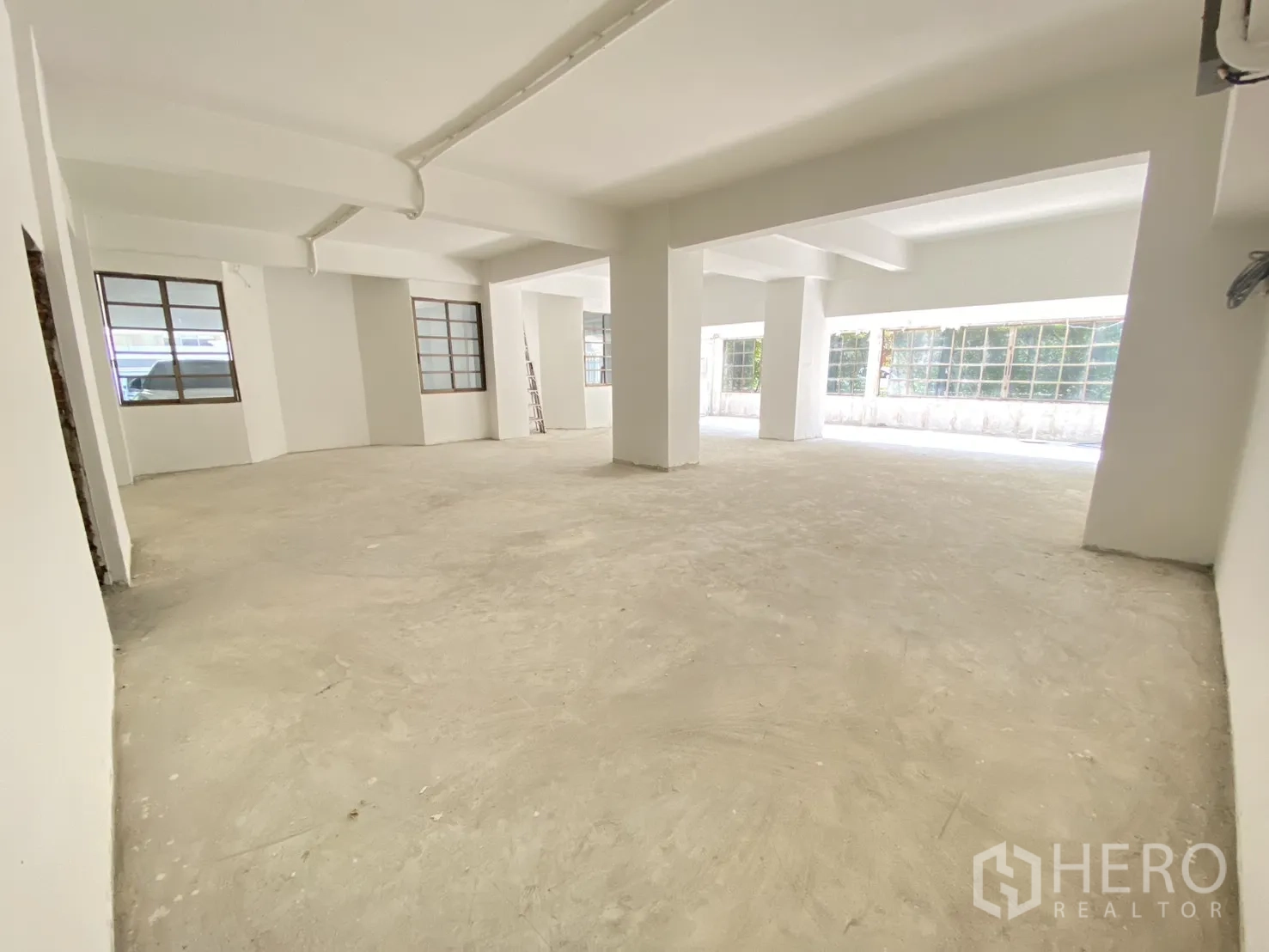 零售空间 for rent in Watthana, Bangkok - 宽敞开放区，前方大面积玻璃与中央立柱，布局灵活。