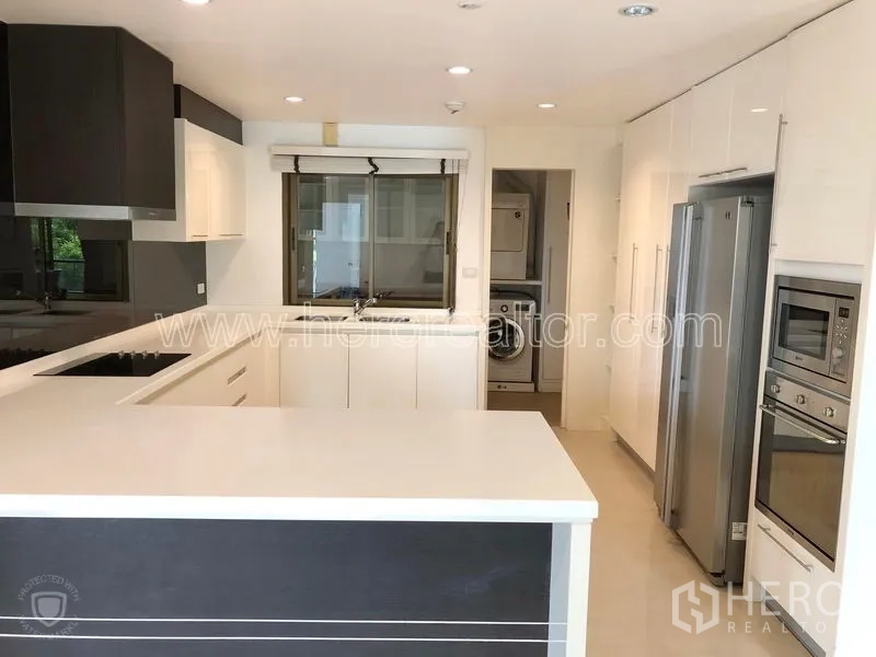 คอนโด ให้เช่าหรือขายในWatthana, Bangkok - ครัวสมัยใหม่มีไอส์แลนด์ เตาอบคู่ ตู้เย็นใหญ่ และโซนซักล้างแยก