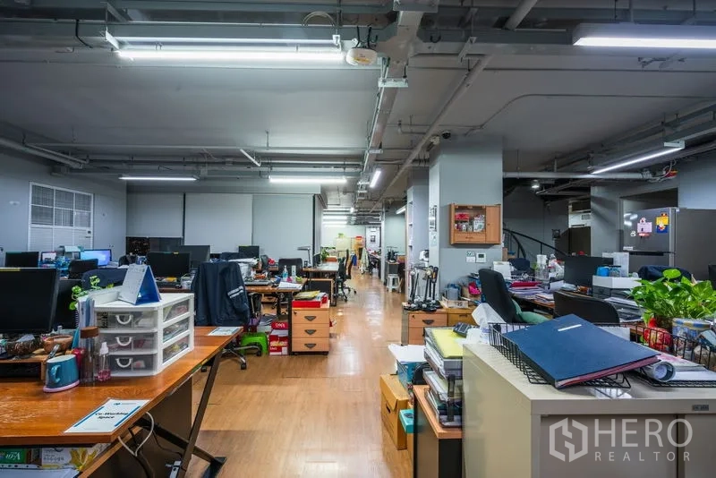 สำนักงาน ให้เช่า - มุมมองโถงกลางของออฟฟิศขนาดใหญ่ พร้อมโต๊ะทำงานและตู้เก็บของ