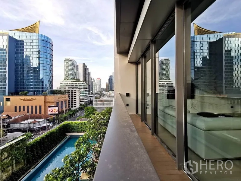 คอนโด ให้เช่าหรือขายในWatthana, Bangkok - วิวจากระเบียงมองเห็นสระว่ายน้ำและเส้นขอบฟ้าทองหล่อ อาคารกระจกทันสมัย