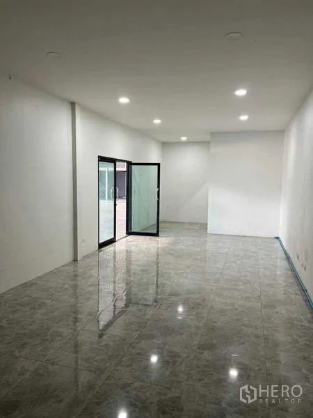 คลังสินค้า ให้เช่าในBang Khun Thian, Bangkok - ออฟฟิศแปลนเปิดยาว พร้อมไฟดาวน์ไลท์และประตูกระจก