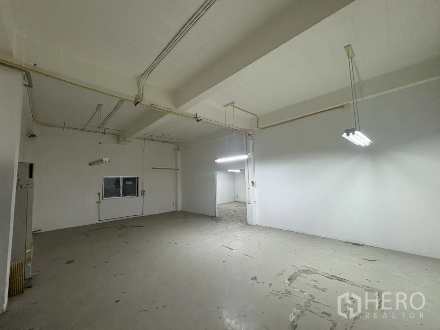 คลังสินค้า ให้เช่าในBang Phli, Samut Prakan - ฮอลล์เพดานสูง เดินท่อไฟและสายไฟให้เห็นชัด