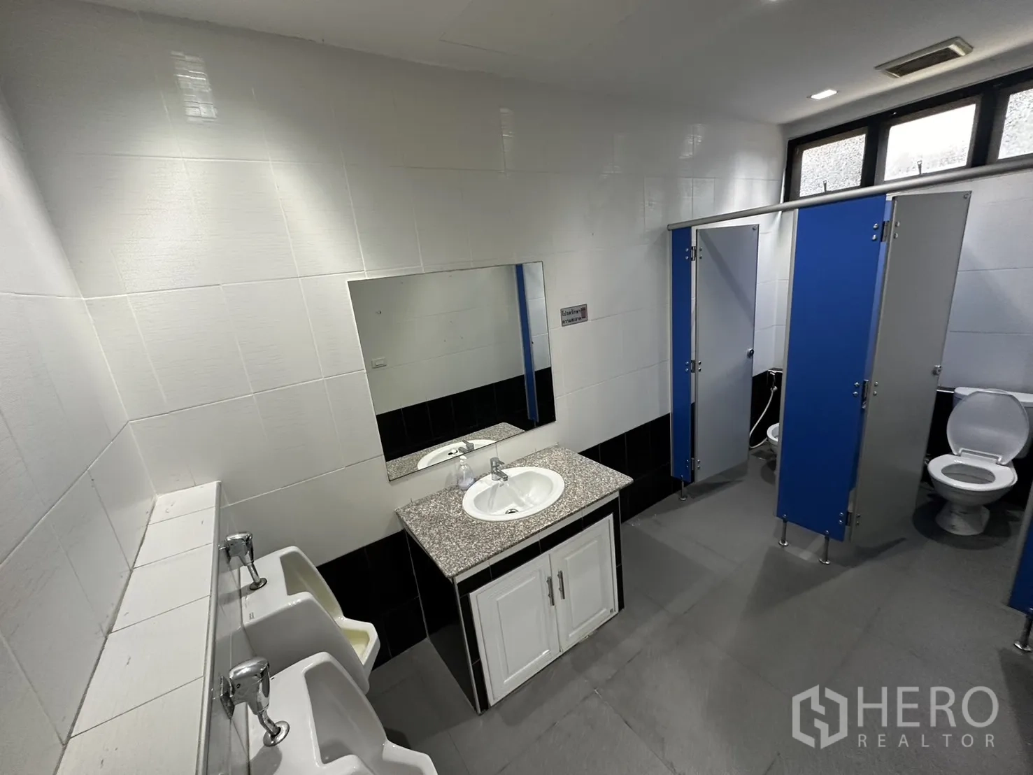 Home Office for rent in Prawet, Bangkok - Communal restroom with sinks, urinals and multiple toilet stalls.