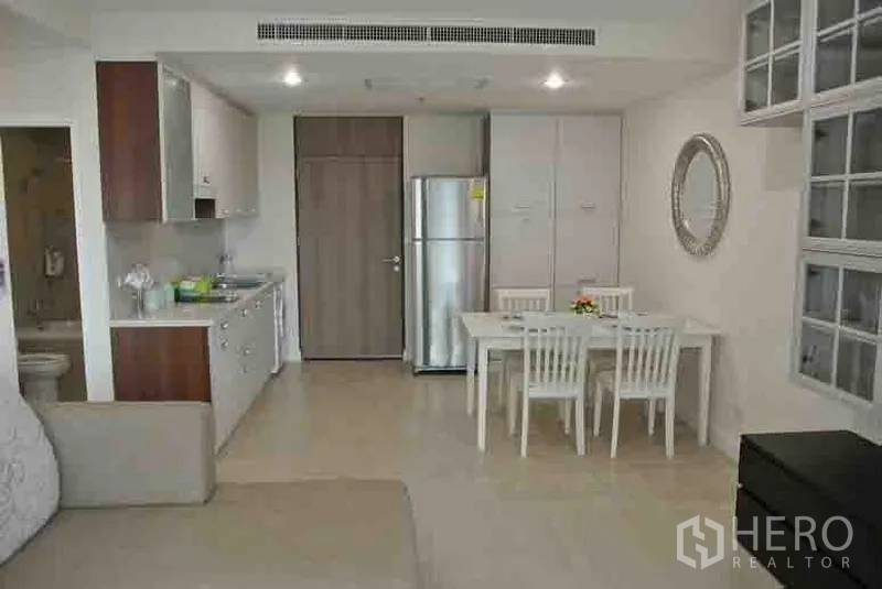 คอนโด ให้เช่าในKhlong Toei, Bangkok - พื้นที่รับประทานอาหารเชื่อมครัว บิลต์อินสีขาว ตู้เย็น และโต๊ะนั่ง 4 ที่