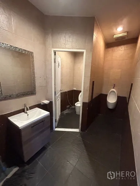พื้นที่ขายปลีก ให้เช่า - ห้องน้ำพร้อมอ่างล้างหน้า กระจก โถปัสสาวะ และห้องส้วมแยก