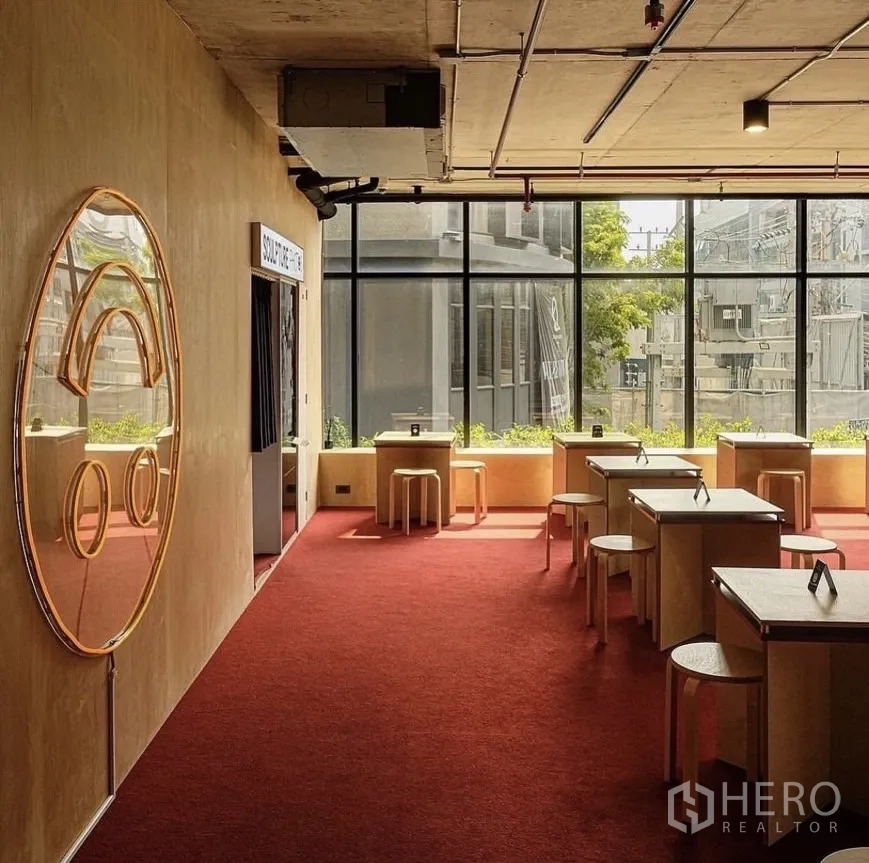 พื้นที่ขายปลีก ให้เช่าในWatthana, Bangkok - ชั้นบนจัดวางโต๊ะเก้าอี้ พรมสีแดง และหน้าต่างบานใหญ่