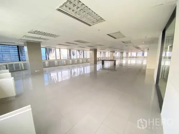 สำนักงาน ให้เช่าในRatchathewi, Bangkok - พื้นที่สำนักงานแบบเปิดโล่งกว้าง พื้นกระเบื้อง ฝ้าเพดานหลอดไฟ และกระจกหน้าต่างรอบด้าน