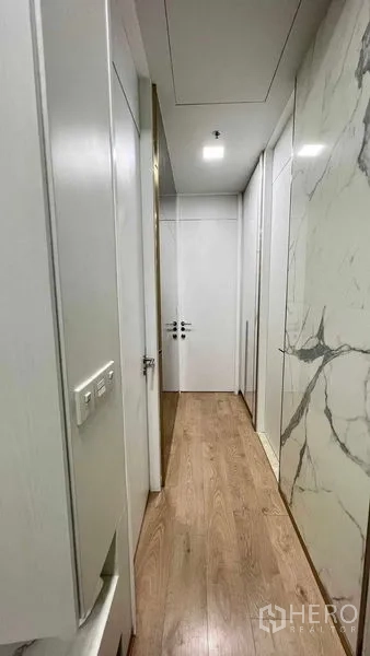 คอนโด ให้เช่าในWatthana, Bangkok - ทางเดินแคบมีผนังลายหินอ่อนและตู้เก็บของ