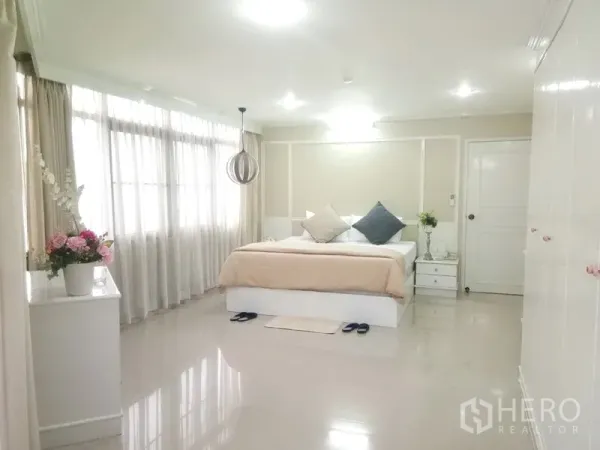 คอนโด ให้เช่าในWatthana, Bangkok - ห้องนอนใหญ่กว้าง หน้าต่างบานใหญ่ แสงธรรมชาติ โทนสีอบอุ่น