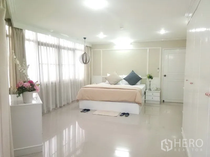 คอนโด ให้เช่าในWatthana, Bangkok - ห้องนอนใหญ่กว้าง หน้าต่างบานใหญ่ แสงธรรมชาติ โทนสีอบอุ่น