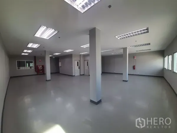 Factory for rent in Bang Lamung, Chon Buri - Bright open-plan office floor with fluorescent lighting and windows.