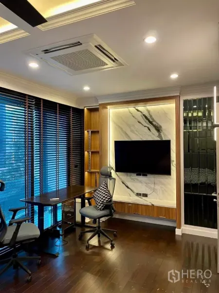 ทาวน์เฮาส์ ให้เช่าในChatuchak, Bangkok - ห้องทำงานสว่าง พื้นไม้ กระจกบานใหญ่ โต๊ะทำงาน และผนังหินอ่อนติดทีวี