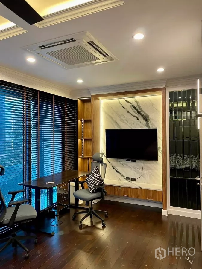 ทาวน์เฮาส์ ให้เช่าในChatuchak, Bangkok - ห้องทำงานสว่าง พื้นไม้ กระจกบานใหญ่ โต๊ะทำงาน และผนังหินอ่อนติดทีวี