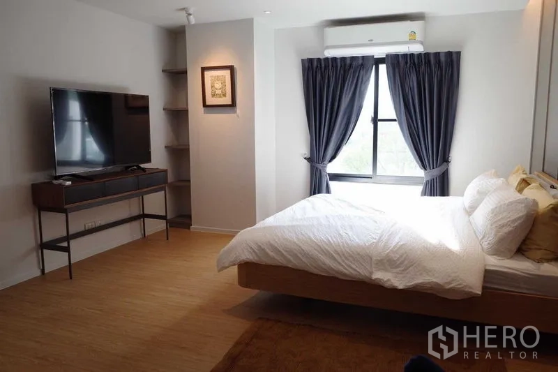 คอนโด ให้เช่าในWatthana, Bangkok - ห้องนอนสว่าง ทีวีจอแบน ชั้นลอย และหน้าต่างพร้อมผ้าม่านทึบ