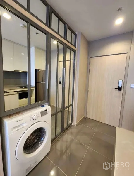 คอนโด ให้เช่าในWatthana, Bangkok - โถงทางเข้าพร้อมเครื่องซักผ้าและตู้บานเลื่อนกระจกเงา