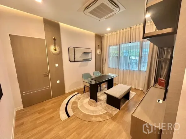 บ้าน ให้เช่าในSamut Prakan - ห้องทำงานบรรยากาศอบอุ่น โต๊ะกระจก ไฟตกแต่ง พื้นไม้ และหน้าต่างผ้าม่านบานใหญ่