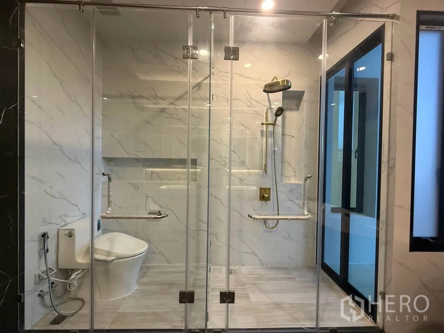 บ้านเดี่ยว for rent in Bang Khen, Bangkok - ห้องน้ำกรุหินอ่อนพร้อมตู้กระจก โถสุขภัณฑ์ และฝักบัวเรนชาวเวอร์