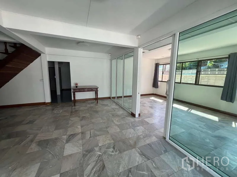 บ้าน ให้เช่าในBang Na, Bangkok - พื้นที่นั่งเล่นแบบเปิดโล่ง กั้นด้วยผนังกระจกบานเลื่อน ติดบันไดไม้