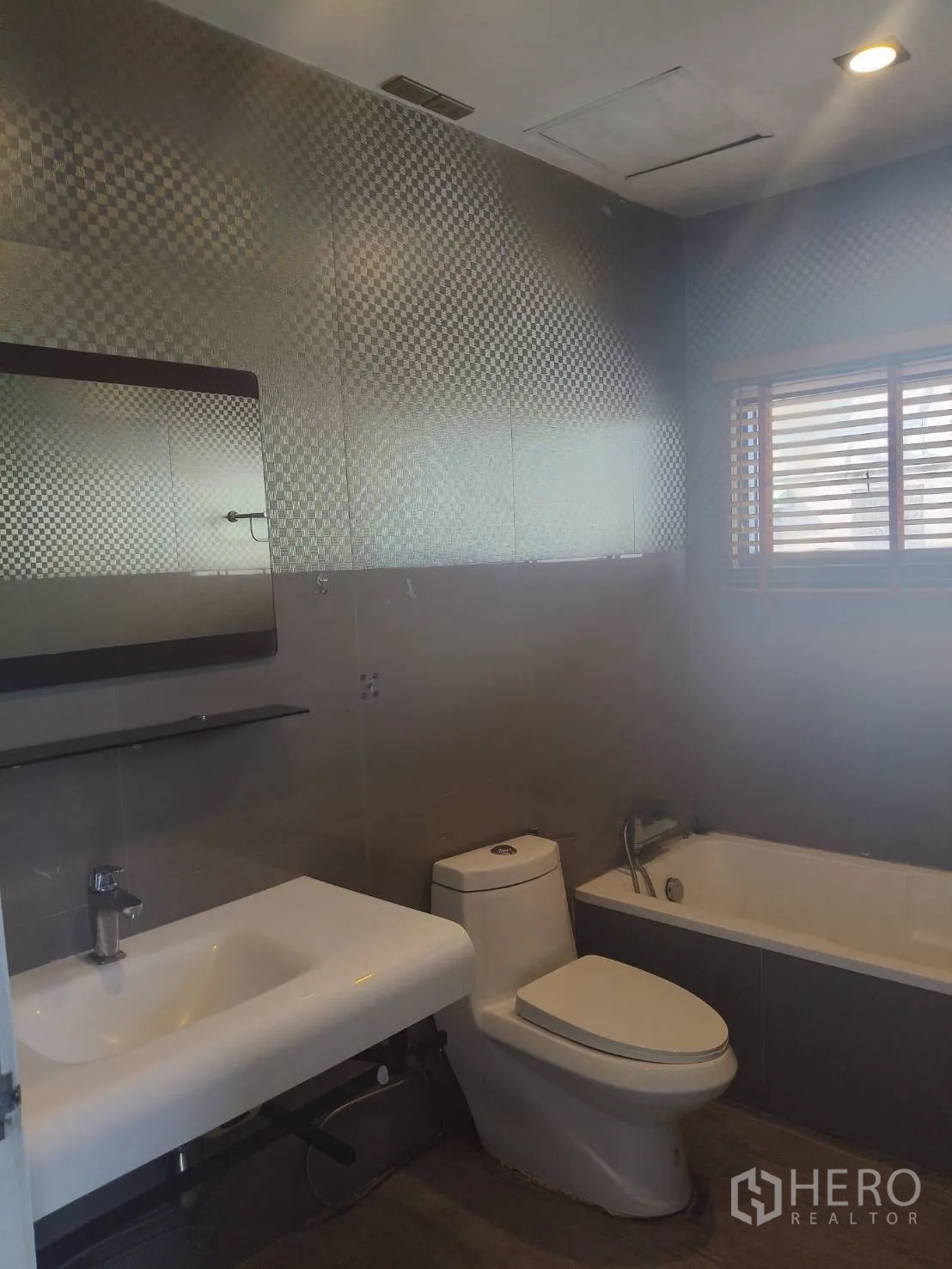 สำนักงาน ให้เช่าในKhlong Toei, Bangkok - ห้องน้ำสไตล์โมเดิร์น พร้อมอ่างอาบน้ำ โถสุขภัณฑ์ และอ่างล้างหน้าติดผนัง